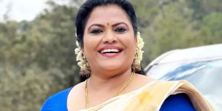 சினிமாவில் நடிக்க வைப்பதாகக் கூறி சிறுமிக்கு வன்கொடுமை : மலையாள நடிகை கைது