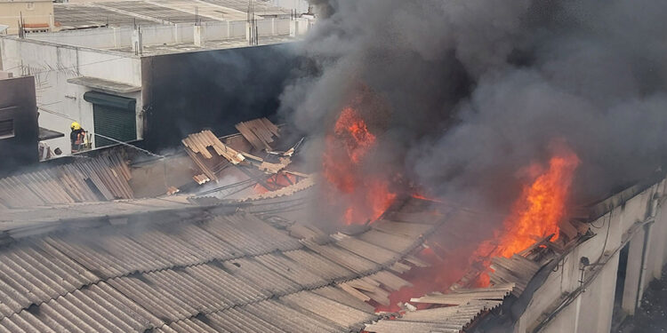 பெங்களூருவில் பிளாஸ்டிக் பாய் தொழிற்சாலையில் தீ விபத்து : 2 தொழிலாளர்கள் பலி