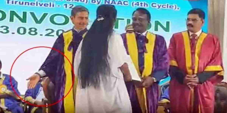 ஆளுநர் ஆர்.என். ரவியிடம் பட்டம் பெற மறுத்த மாணவி – பட்டமளிப்பு விழாவில் பரபரப்பு