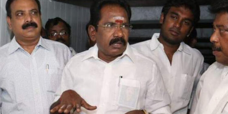 பழனிசாமி காரில் ஏற முயன்ற செல்லூர் ராஜுவைத் தடுத்த சம்பவம் சர்ச்சை !