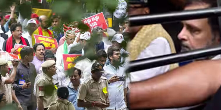 டில்லியில் எதிர்க்கட்சித் எம்.பி.க்கள் பேரணி – ராகுல், அகிலேஷ் யாதவ் உள்ளிட்டோர் கைது