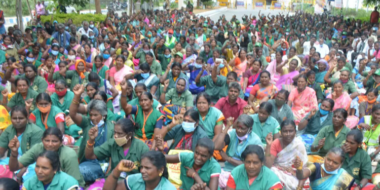 பணி நிரந்தரம் கோரி தூய்மைப் பணியாளர்கள் போராட்டம் – மாநகராட்சிக்கு பதில் அளிக்க உயர்நீதிமன்றம் அவகாசம்