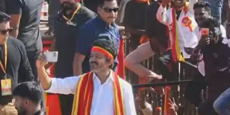 தொண்டரை தூக்கி வீசிய பவுன்சரால் வந்த வினை : நடிகர் விஜய் மீது முதல் குற்றவழக்கு பதிவு