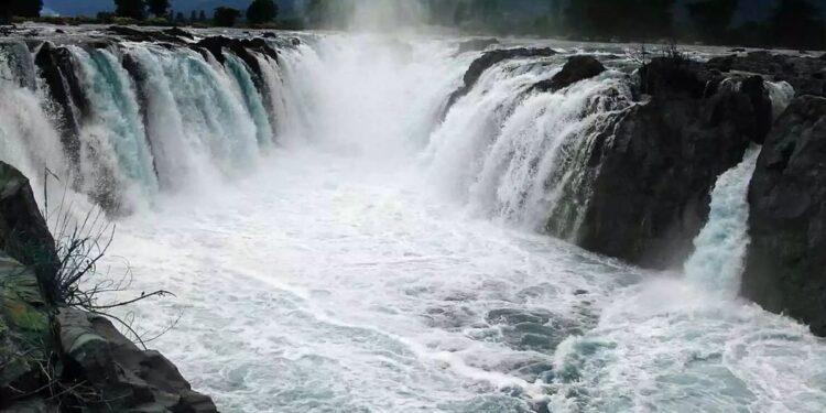 காவிரியில் வெள்ளம்: ஒகேனக்கல்லில் நீர்வரத்து அதிகரிப்பு; சுற்றுலாப் பயணிகள் உற்சாகம்