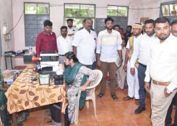 நத்தம் ஆதார் மையம்: திண்டுக்கல் மாவட்ட ஆட்சியர் சரவணன் திடீர் ஆய்வு