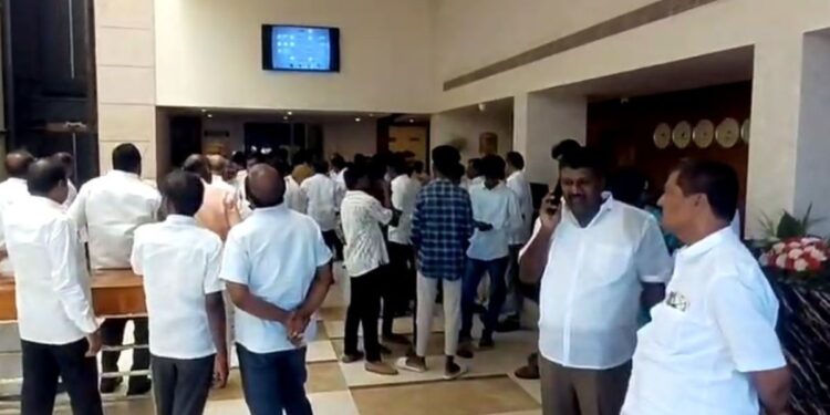 சகோதர சண்டையும், சமரசப் பேச்சுவார்த்தையும்: அதிமுகவின் எதிர்காலம் திண்டுக்கல்லில் தீர்மானிக்கப்படுமா? திணடுக்கலில் ஆலோசனை