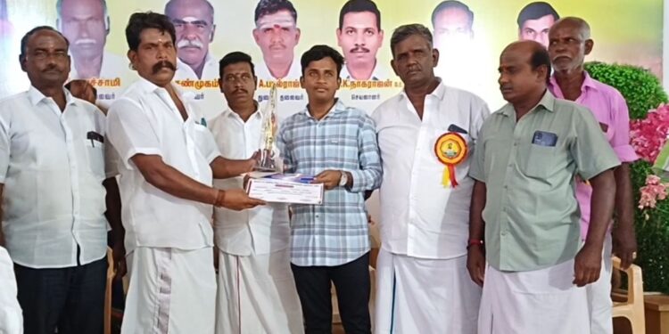 ஒட்டன்சத்திரத்தில் மாமன்னர் சாலியவாகணன் தெலுங்கு குலாலா சமுதாய நல அறக்கட்டளை 2-ஆம் ஆண்டு விழா: மாணவ, மாணவிகளுக்கு பாராட்டு