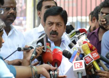 கல்வி துறை ஏவல் துறையாக இருக்குது – சி.வி.சண்முகம்