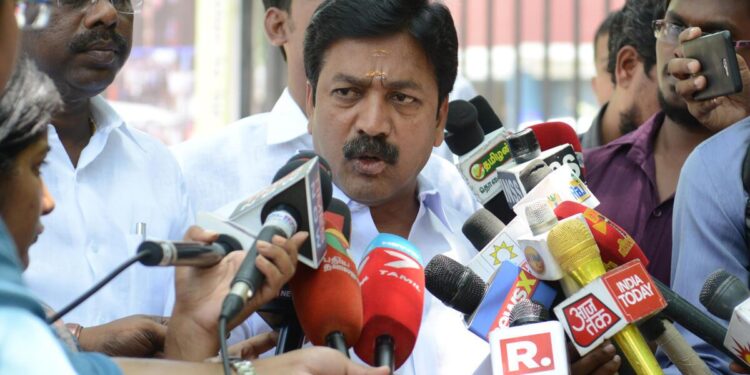 கல்வி துறை ஏவல் துறையாக இருக்குது – சி.வி.சண்முகம்