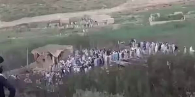 சொந்த மக்கள் மீது வெடிகுண்டு வீச்சு: பாகிஸ்தான் விமானப்படை தாக்குதலில் 30 பேர் பலி!