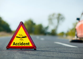 மேம்பால தடுப்பு சுவரில் பஸ் மோதி விபத்து : 2 பேர் காயம்