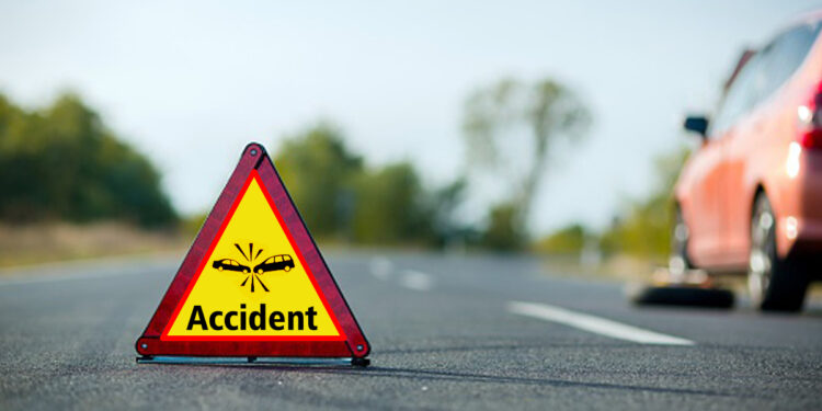 மேம்பால தடுப்பு சுவரில் பஸ் மோதி விபத்து : 2 பேர் காயம்