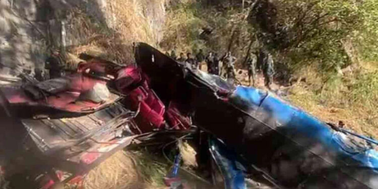 இலங்கையில் பேருந்து விபத்து : 15 பேர் பலி