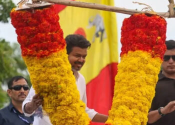 தவெக தலைவர் விஜய்க்கு ஜேசிபி மூலம் மாலை – மாவட்ட செயலாளர் உட்பட 4 பேருக்கு வழக்கு !