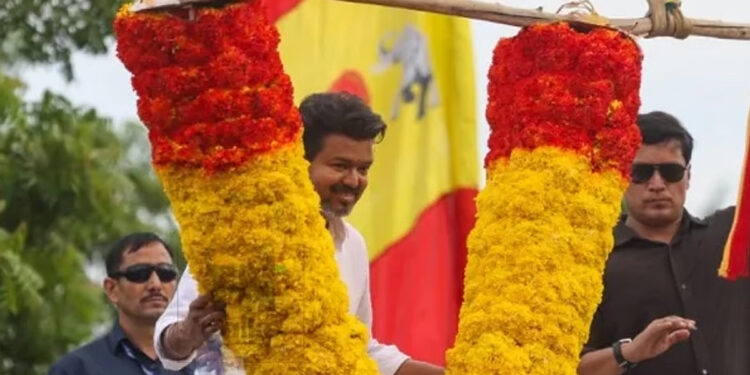 தவெக தலைவர் விஜய்க்கு ஜேசிபி மூலம் மாலை – மாவட்ட செயலாளர் உட்பட 4 பேருக்கு வழக்கு !