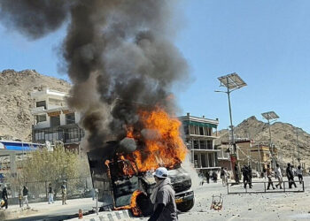 லடாக்கில் வெடித்த வன்முறை : பாஜக அலுவலகம் தீக்கிரை – ஊரடங்கு உத்தரவு !