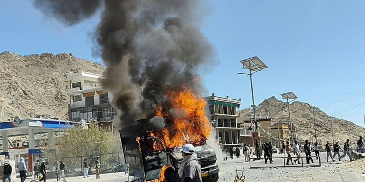 லடாக்கில் வெடித்த வன்முறை : பாஜக அலுவலகம் தீக்கிரை – ஊரடங்கு உத்தரவு !