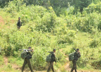 சத்தீஸ்கரில் நக்சலைட்டுகள் 2 பேர் சுட்டுக்கொலை : பாதுகாப்பு படை அதிரடி