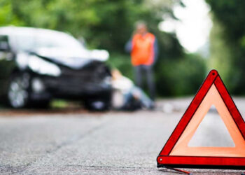 பஸ் மீது கார் மோதி விபத்து; மூவர் உயிரிழப்பு