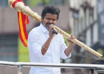 “செவ்வாய் கிரகத்தில் ஐடி பார்க்… வீட்டுக்குள் விமானம் ஓட்டப்படும்..” – திமுகவை கிண்டலாக விமர்சித்த விஜய்