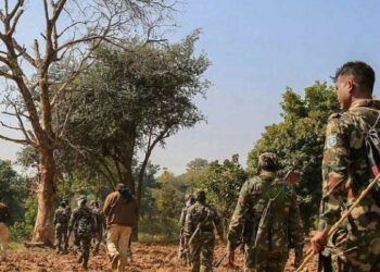 ஜார்க்கண்டில் நேற்று என்கவுன்டர் ; இன்று நக்சலைட்டுகள் 10 பேர் சரண் !