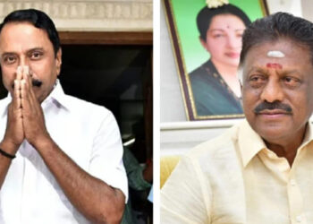 செங்கோட்டையனுடன் தொலைபேசியில் பேசிய ஓபிஎஸ் – தனி அறையில் 5 நிமிட ஆலோசனை !