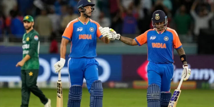 பாகிஸ்தானை வீழ்த்திய இந்தியா ; கை குலுக்காத வீரர்கள் சர்ச்சை !