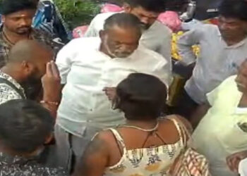 ஸ்லீவ்லெஸ் உடை – சட்ட மாணவியுடன் பூ வியாபாரிகள் இடையிலான சர்ச்சை !