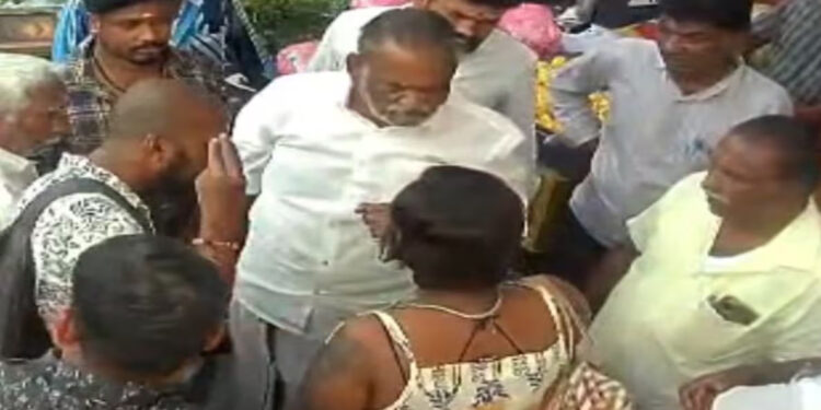 ஸ்லீவ்லெஸ் உடை – சட்ட மாணவியுடன் பூ வியாபாரிகள் இடையிலான சர்ச்சை !