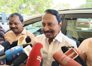 செங்கோட்டையன் அமித் ஷாவை சந்தித்தார் : அரசியல் சூழல் குறித்து கலந்துரையாடல்