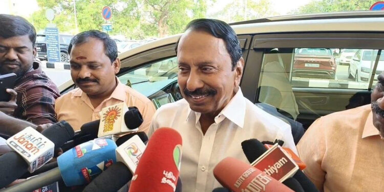 செங்கோட்டையன் அமித் ஷாவை சந்தித்தார் : அரசியல் சூழல் குறித்து கலந்துரையாடல்