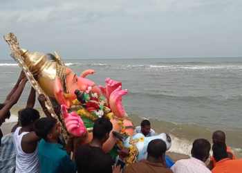 செங்கல்பட்டு கிராமங்களில் வைக்கப்பட்ட விநாயகர் சிலைகள் மாமல்லபுரம் கடலில் கரைப்பு