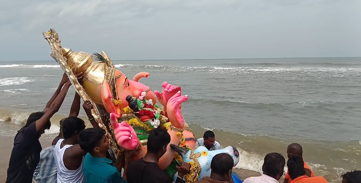 செங்கல்பட்டு கிராமங்களில் வைக்கப்பட்ட விநாயகர் சிலைகள் மாமல்லபுரம் கடலில் கரைப்பு