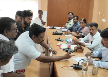 வெளிநாட்டில் இருப்பவர்கள் பாஸ்போர்ட்டை புதிதாக பாஸ்போர்ட் பெறும்போதும் காவல் நிலைய விசாரணையில் சம்பந்தப்பட்ட நபர்  