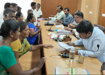 இறந்த கணவனின் உடலை மீட்டு தரக்கோரி அவரது மாற்றுத்திறனாளி மனைவி மாவட்ட ஆட்சியரிடம் கண்ணீர் மல்க புகார் மனு