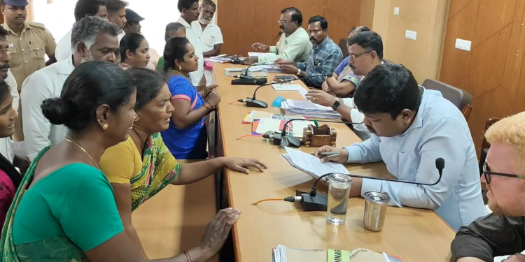 இறந்த கணவனின் உடலை மீட்டு தரக்கோரி அவரது மாற்றுத்திறனாளி மனைவி மாவட்ட ஆட்சியரிடம் கண்ணீர் மல்க புகார் மனு