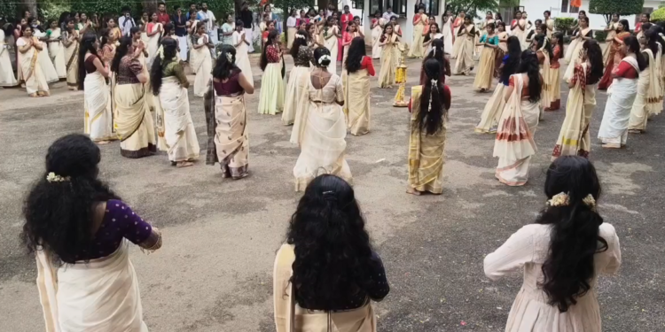 குலசேகரம் ஹோமியோபதி மருத்துவ கல்லூரி மருத்துவமனையில் மாணவ மாணவிகள் & ஆசிரியர்கள் இணைந்து கொண்டாடிய ஓணப்பண்டிகை