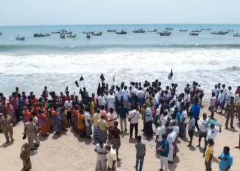 வானகிரி தரங்கம்பாடி மீனவ கிராமங்களில் சுருக்குமடி வலைக்கு எதிர்ப்பு கருப்புக்கொடி ஏந்தி கடலில் போராட்டம்