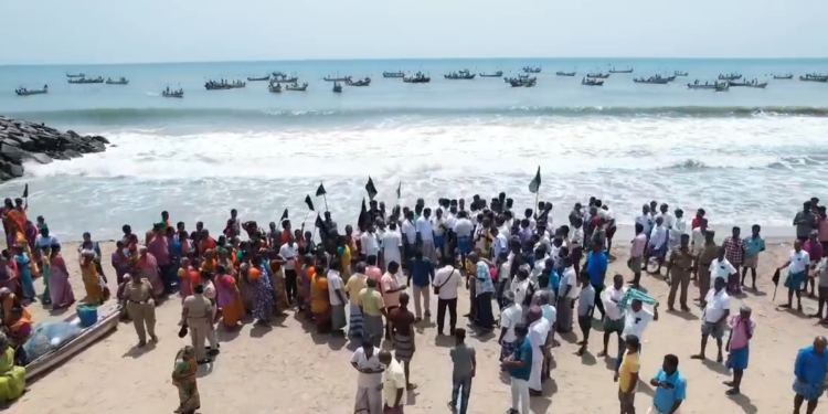 வானகிரி தரங்கம்பாடி மீனவ கிராமங்களில் சுருக்குமடி வலைக்கு எதிர்ப்பு கருப்புக்கொடி ஏந்தி கடலில் போராட்டம்