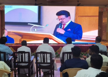 ஆக்ஸ்போர்டு பல்கலைக்கழகத்தில் பெரியாரின் திரு உருவப்படத்தை திறந்து வைத்து தமிழக முதல்வரின் உரையை மாவட்ட நிர்வாகிகள் கண்டு ரசித்தனர்