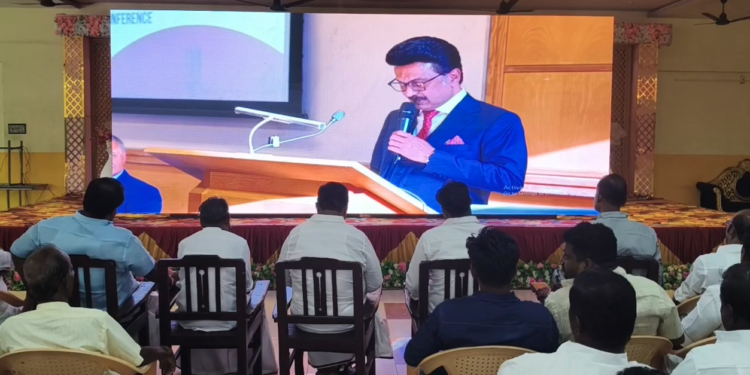 ஆக்ஸ்போர்டு பல்கலைக்கழகத்தில் பெரியாரின் திரு உருவப்படத்தை திறந்து வைத்து தமிழக முதல்வரின் உரையை மாவட்ட நிர்வாகிகள் கண்டு ரசித்தனர்