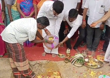 மக்களின் நீண்டநாள் கோரிக்கையை 56 லட்சம் நிதி ஒதுக்கி அடிக்கல் நாட்டிய லக்ஷ்மணனுக்கு அப்பகுதி மக்கள் சிறப்பான வரவேற்பு ஆரத்தி எடுத்து நன்றி