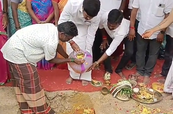 மக்களின் நீண்டநாள் கோரிக்கையை 56 லட்சம் நிதி ஒதுக்கி அடிக்கல் நாட்டிய லக்ஷ்மணனுக்கு அப்பகுதி மக்கள் சிறப்பான வரவேற்பு ஆரத்தி எடுத்து நன்றி