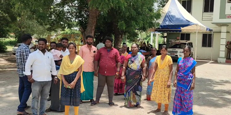 இடப்பிரச்னையில் வீடுபுகுந்து சிறுமியை பாலியல் தொல்லை,புகாரளித்தும் போலீசார் நடவடிக்கை எடுக்கவில்லை S.p அலுவலகத்தில் புகார் மனு