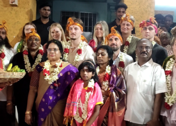 900ஆண்டு பழமை வாய்ந்த அக்னீஸ்வரர் கோவிலில் வெளிநாட்டினரை 15 பேர் சாமி தரிசனம் வெளிநாட்டினரை உணவு பரிமாறி மகிழ்ந்தனர்