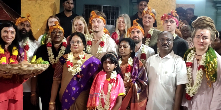 900ஆண்டு பழமை வாய்ந்த அக்னீஸ்வரர் கோவிலில் வெளிநாட்டினரை 15 பேர் சாமி தரிசனம் வெளிநாட்டினரை உணவு பரிமாறி மகிழ்ந்தனர்