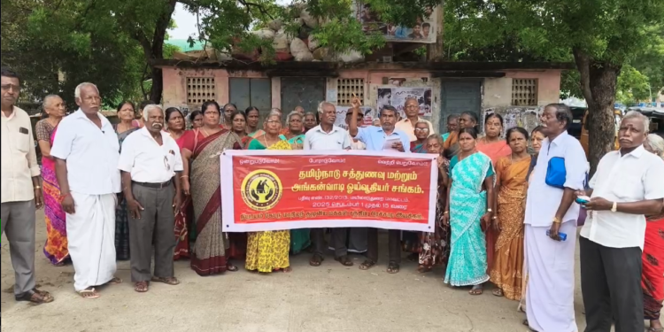 சீர்காழி புதிய பேருந்து நிலையத்தில் தமிழ்நாடு சத்துணவு & அங்கன்வாடி ஓய்வூதியர் சங்கத்தினர் பல்வேறு கோரிக்கை