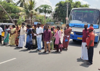 ஒரு மாதத்துக்கு மேலாக கடை திறக்கப்படாததால் அச்சமடைந்த மக்கள் நகைகளை மீட்டுத்தரக் கோரி சாலை மறியல்