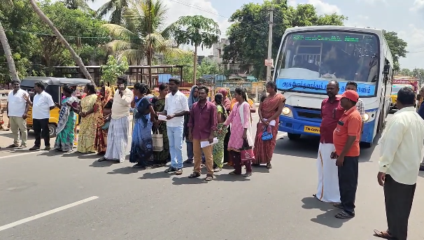 ஒரு மாதத்துக்கு மேலாக கடை திறக்கப்படாததால் அச்சமடைந்த மக்கள் நகைகளை மீட்டுத்தரக் கோரி சாலை மறியல்