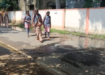 மகளிர் பள்ளி முன்பு பொங்கி வழியும் கழிவுநீரால் மாணவிகள் அவதி